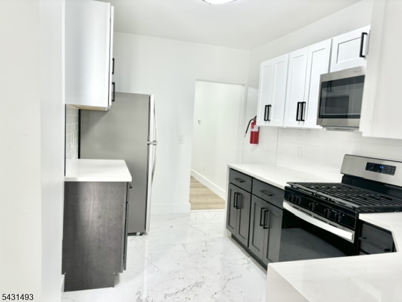 181 Washington St Property Photo 6