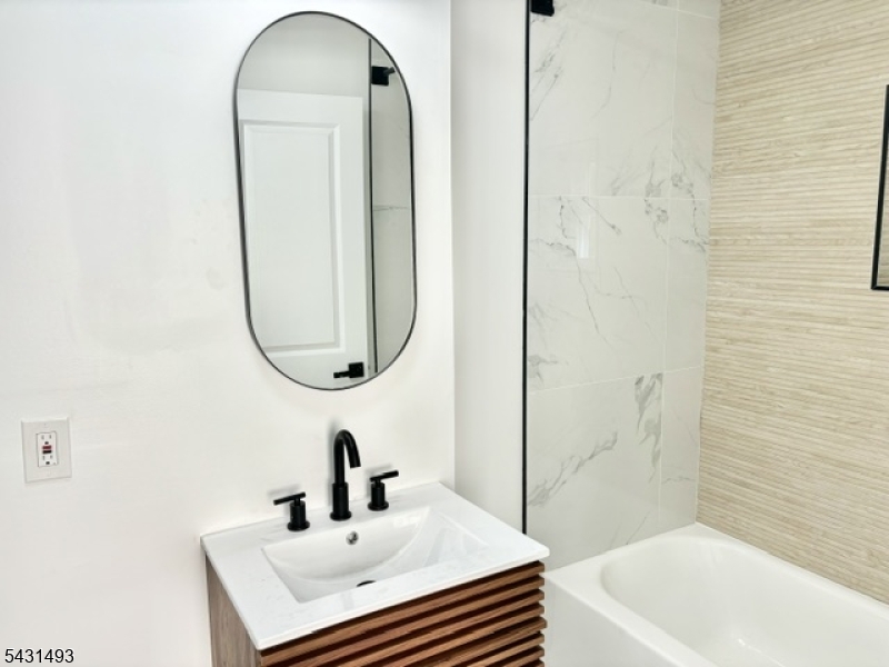 181 Washington St Property Photo 8