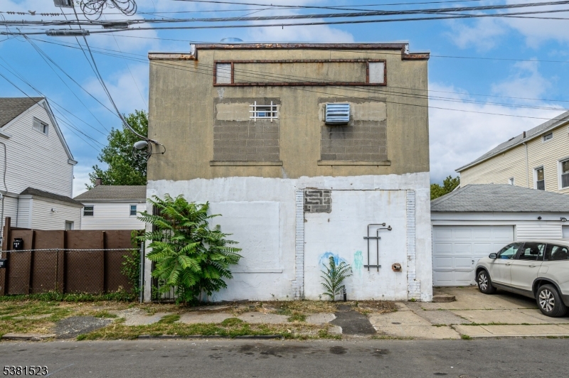 172 Lyon St Property Photo 1