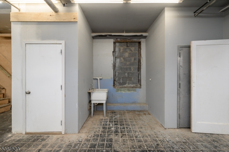 172 Lyon St Property Photo 8