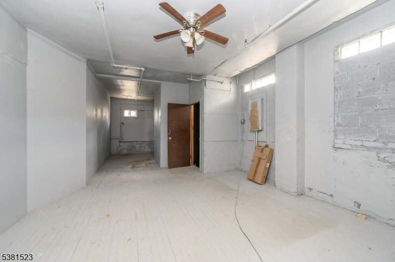 172 Lyon St Property Photo 25