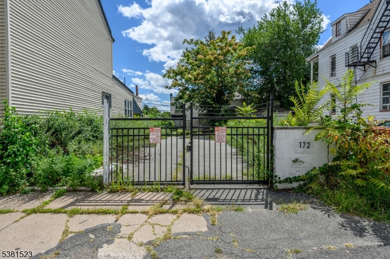 172 Lyon St Property Photo 33