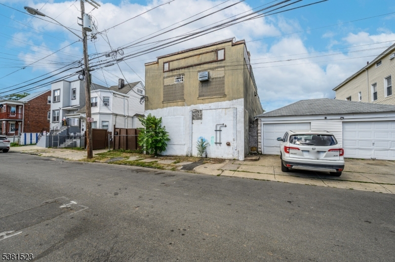 172 Lyon St Property Photo 35