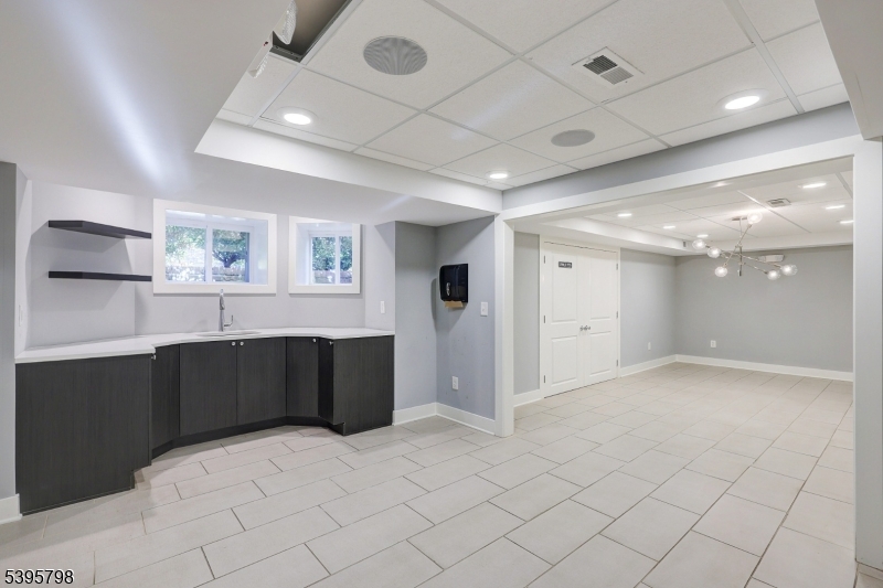 502 E Broad Street Property Photo 17