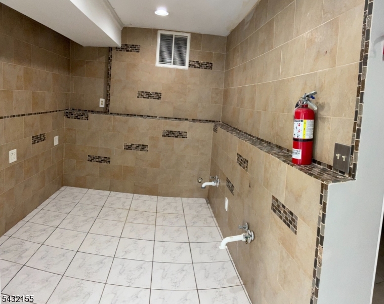 151 Ferry St Property Photo 4