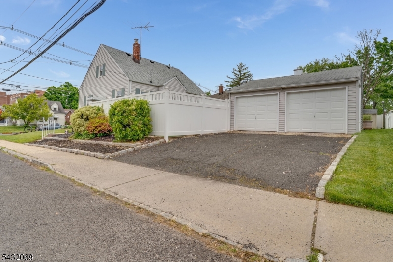 38 Eastern States Pkwy Property Photo 3