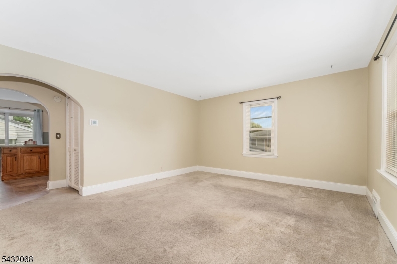 38 Eastern States Pkwy Property Photo 5