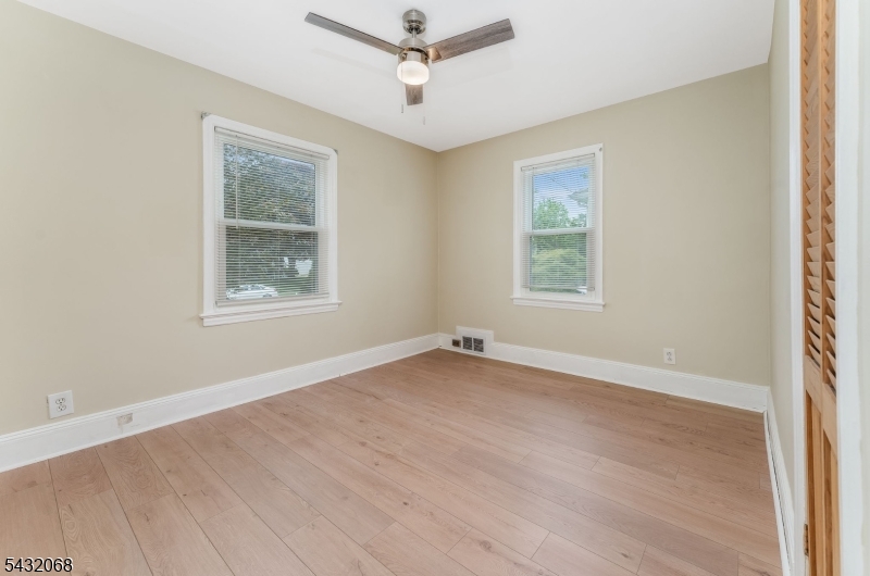 38 Eastern States Pkwy Property Photo 13