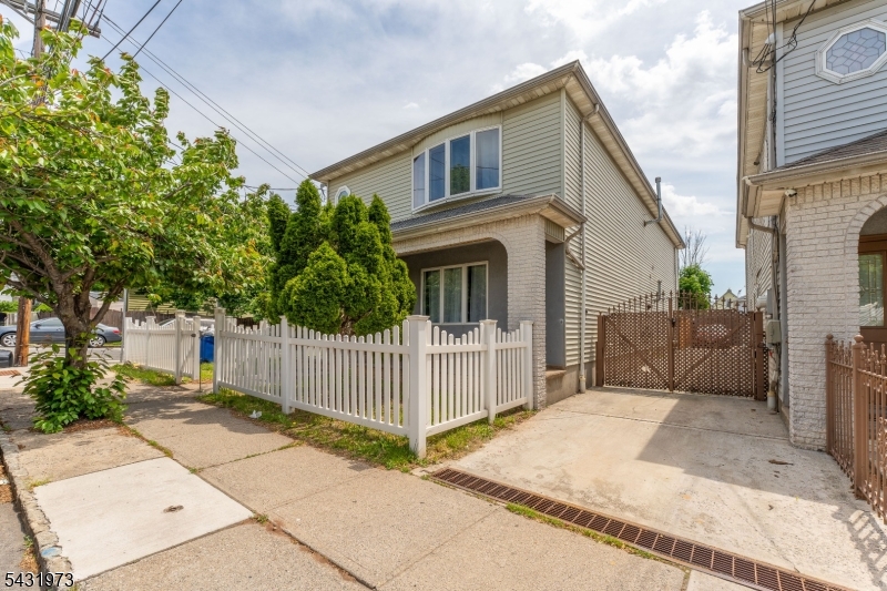 34 Erie St Property Photo 4