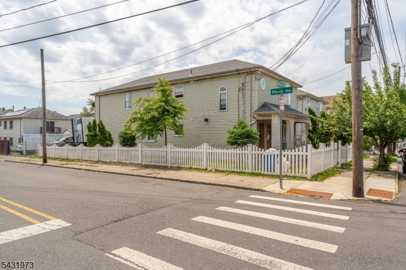 34 Erie St Property Photo 5