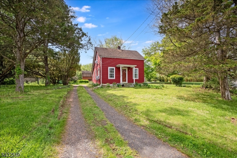 3225 Valley Rd Property Photo 2