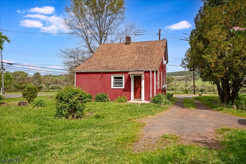 3225 Valley Rd Property Photo 3