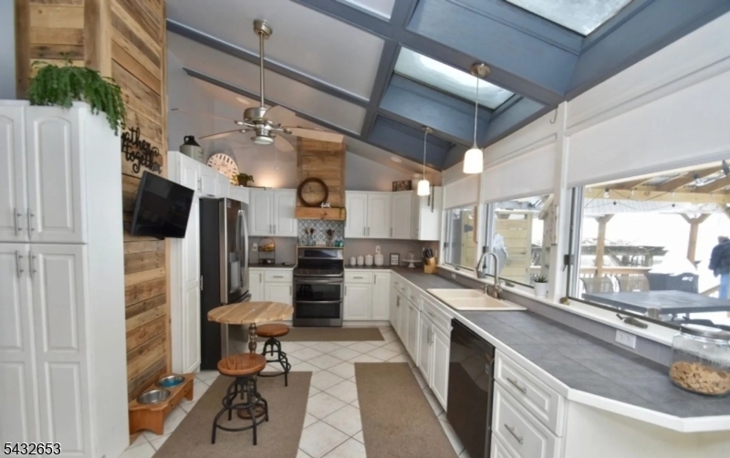 27 Grandview Ave Property Photo 9