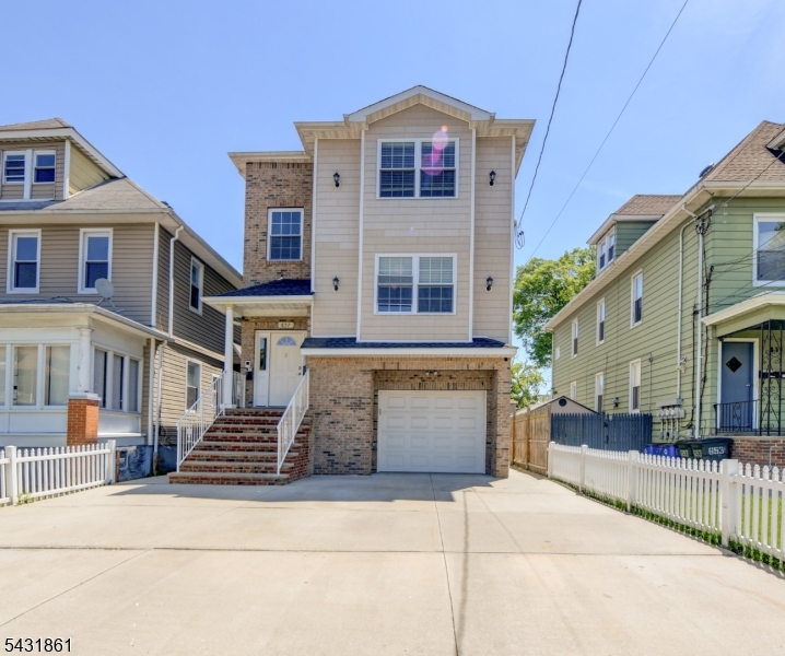 657 Jefferson Ave Property Photo 1