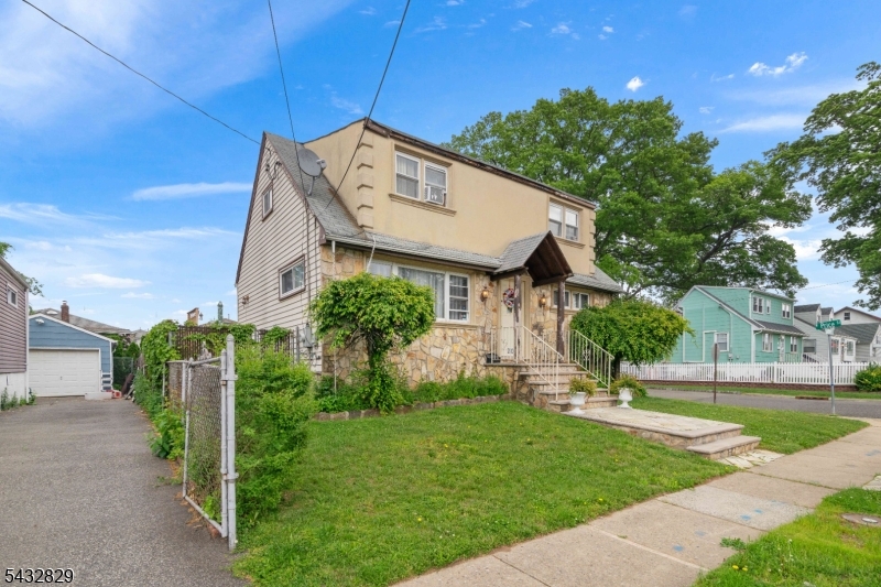200 Bradford Ave Property Photo 3