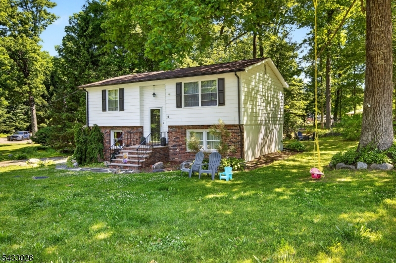 19 Circle Dr Property Photo 1