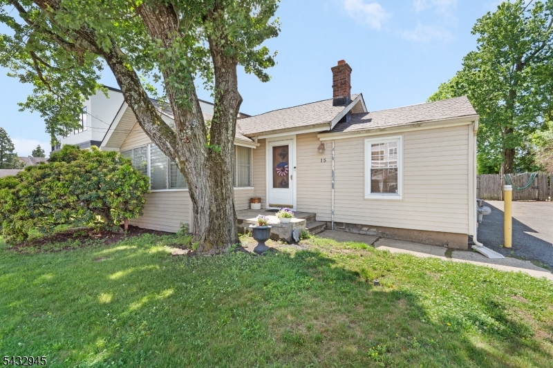 15 Volker Ln Property Photo 1