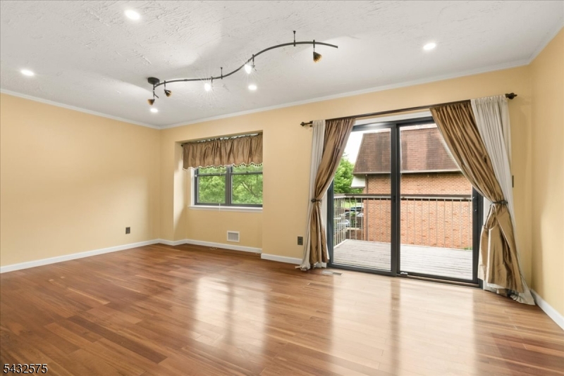 6001 N Oaks Blvd 6001 Property Photo 6