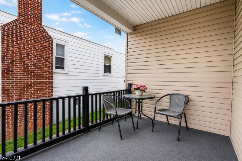 280 Nesbit Ter Property Photo 2