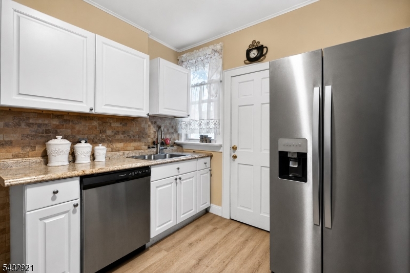 280 Nesbit Ter Property Photo 5