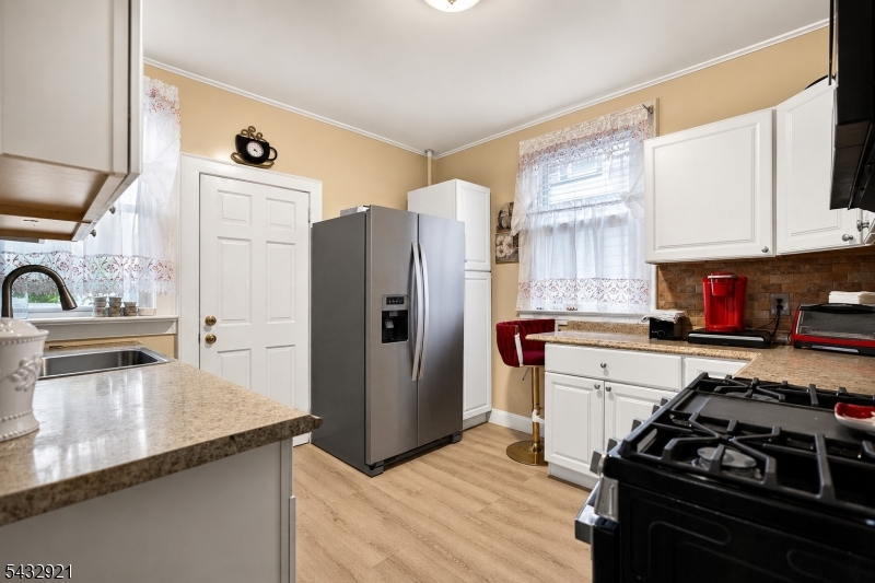 280 Nesbit Ter Property Photo 6