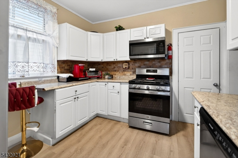 280 Nesbit Ter Property Photo 7