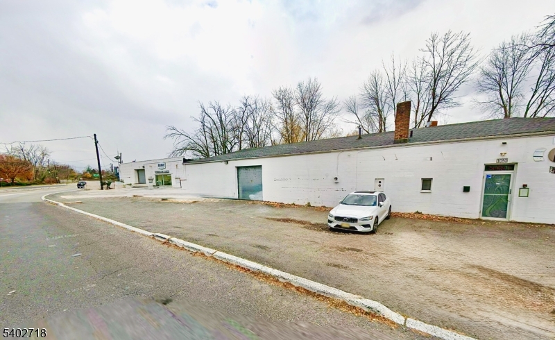 1050 Valley St Property Photo 4