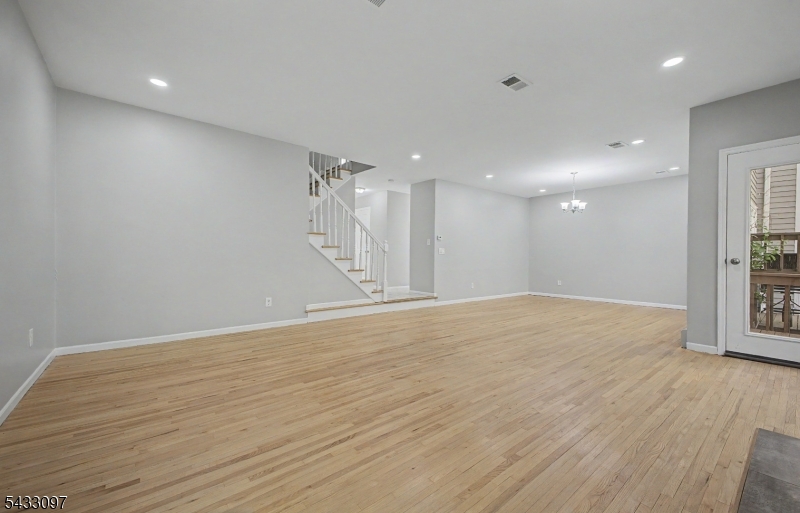 22 Flynn Pl Property Photo 5