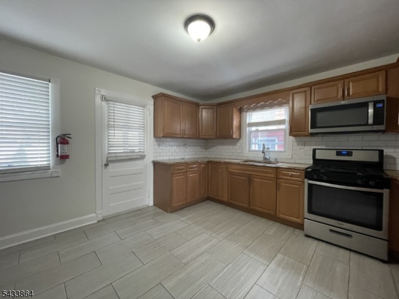 1584 Walker Ave Property Photo 8