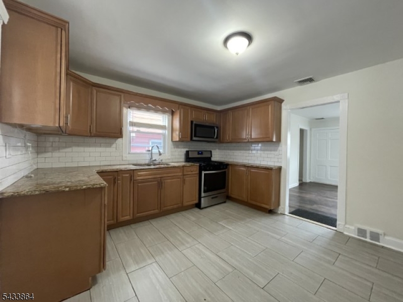 1584 Walker Ave Property Photo 10