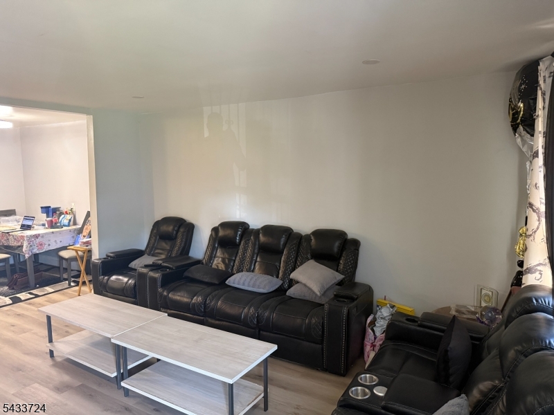 27 Melmore Gdns Property Photo 2