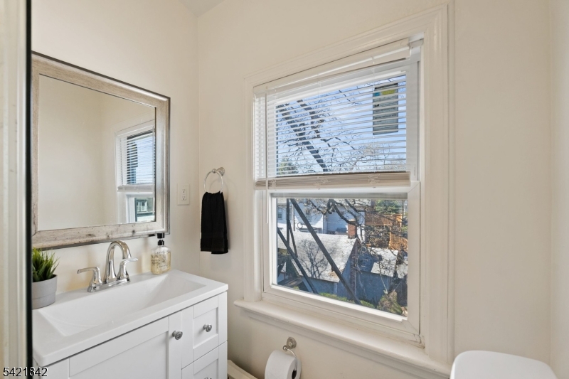 137 S Burnet St 3 Property Photo 17