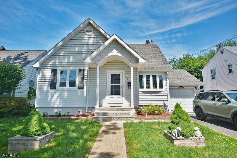 2463 Dorchester Rd Property Photo 1