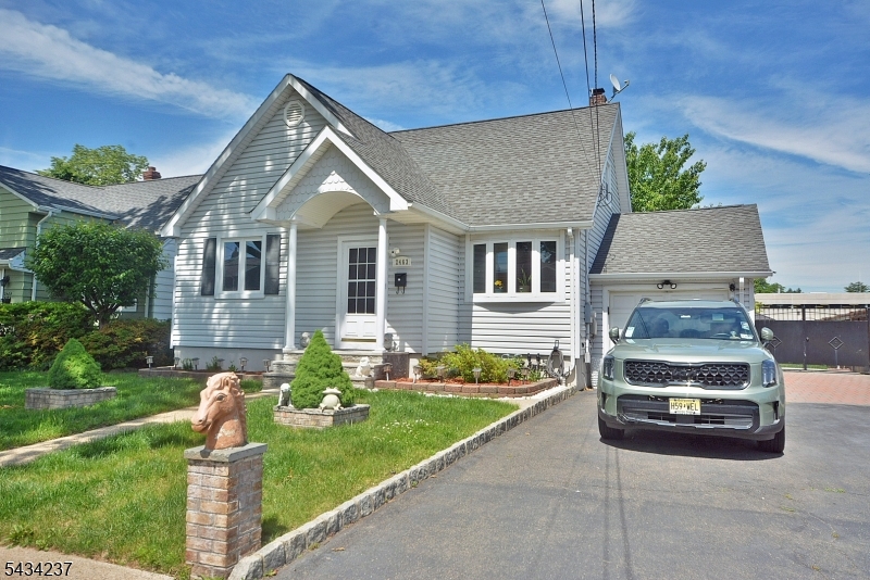 2463 Dorchester Rd Property Photo 2