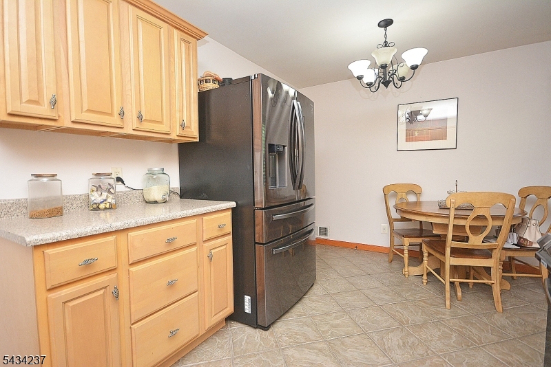 2463 Dorchester Rd Property Photo 5