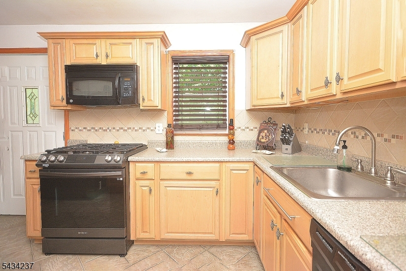 2463 Dorchester Rd Property Photo 6