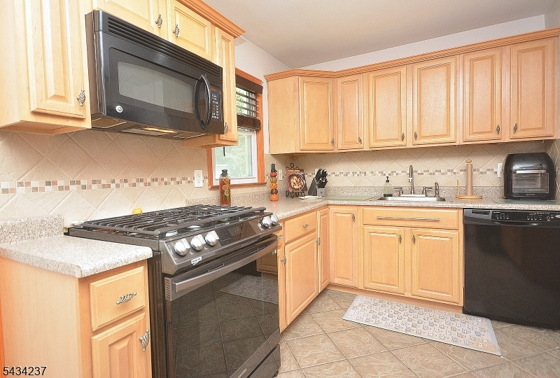 2463 Dorchester Rd Property Photo 7