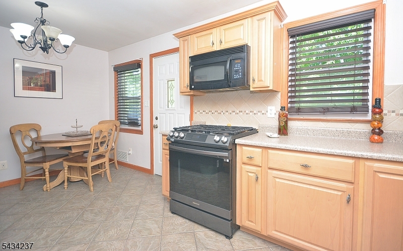 2463 Dorchester Rd Property Photo 8