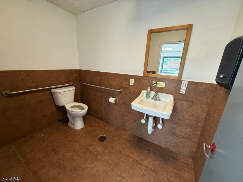 266 Clove Rd Property Photo 4