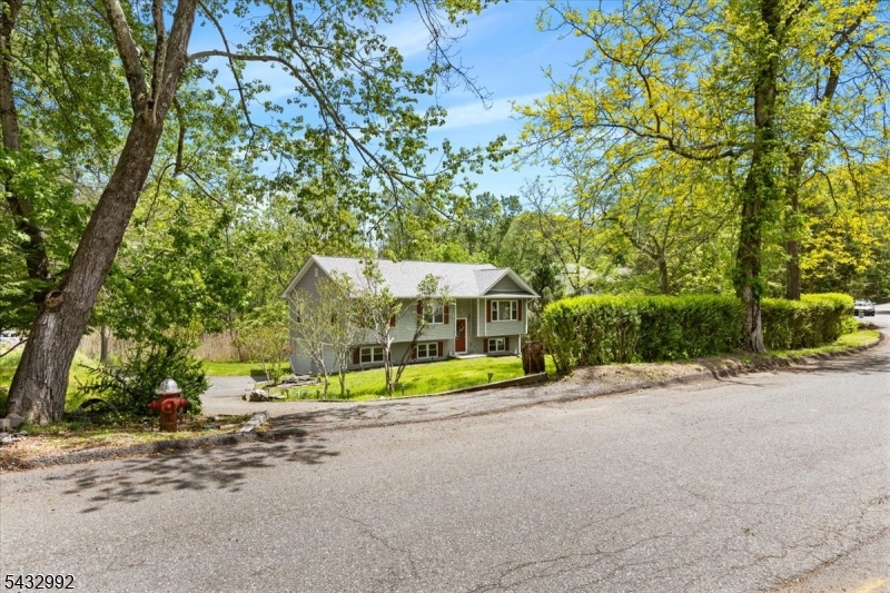 47 Winding Way Property Photo 1