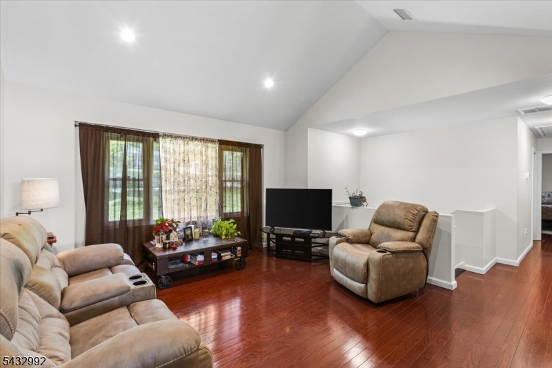 47 Winding Way Property Photo 6