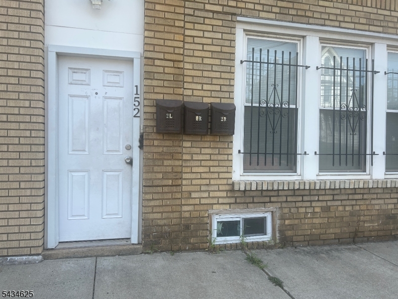 150 Stuyvesant Ave 1R Property Photo 1