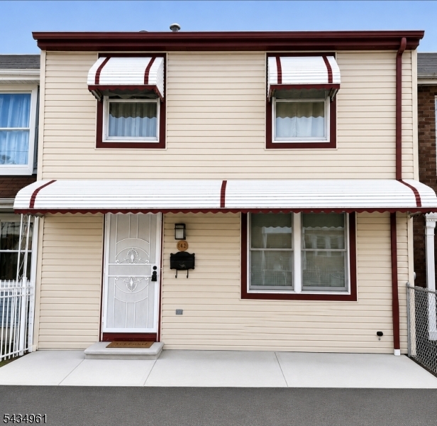 142 Pearl St Property Photo 1