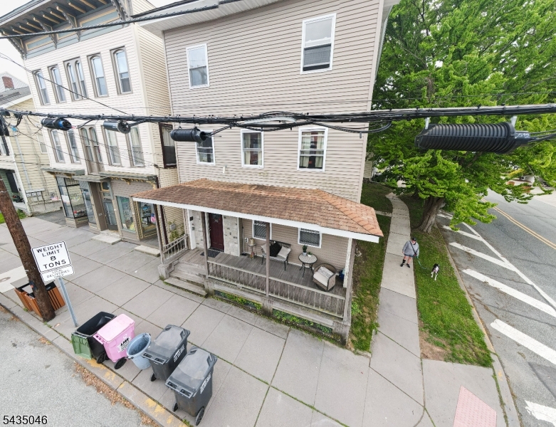 302 Front St Property Photo 4