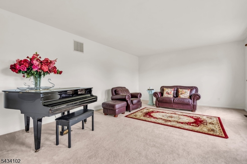27 Music Mountain Blvd Property Photo 6