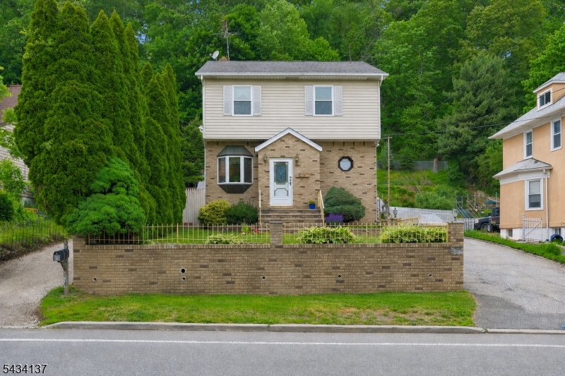 562 Valley Rd Property Photo 1