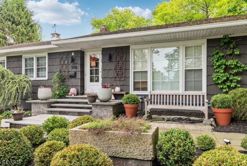 596 Wyckoff Ave Property Photo 4