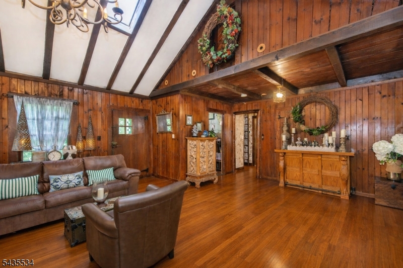 7 Woodbine Ln Property Photo 2