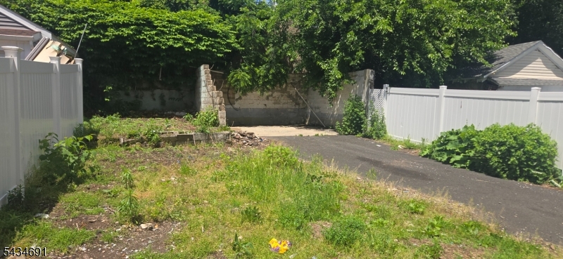 93 Lincoln Pl Property Photo 2