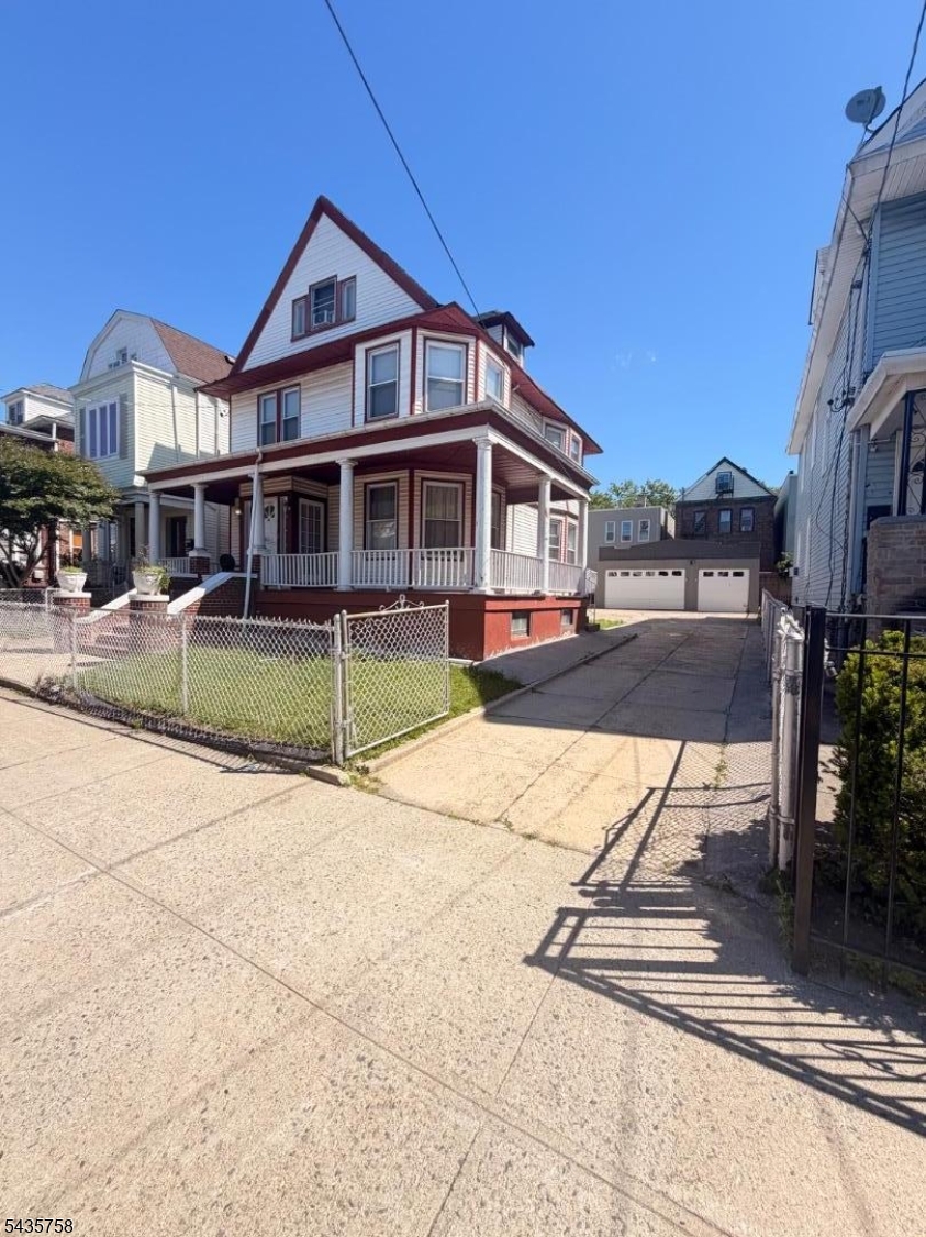 52 Warner Ave Property Photo 2